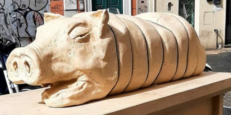 Statua della porchetta a Roma (foto: Twitter)