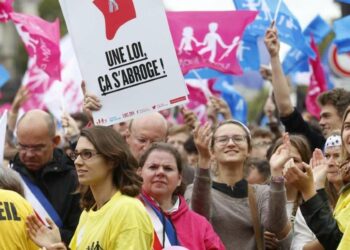 Parigi, protesta contro la procreazione assistita e a difesa della famiglia naturale (LaPresse)