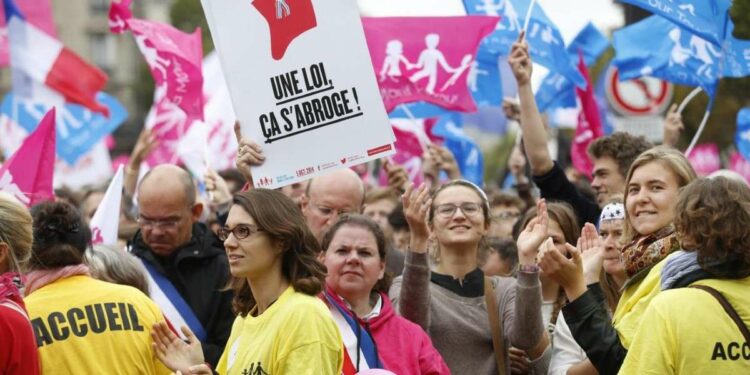 Parigi, protesta contro la procreazione assistita e a difesa della famiglia naturale (LaPresse)