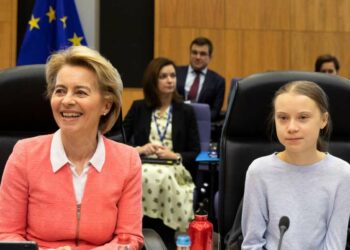 Ursula von der Leyen, presidente della Commissione Ue, con l'attivista Greta Thunberg (LaPresse)