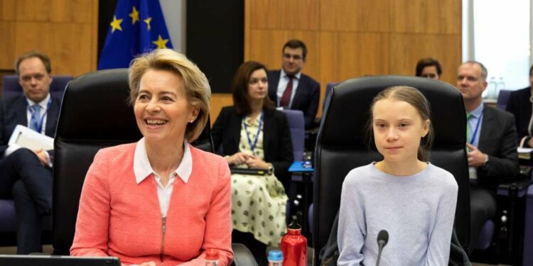 Ursula von der Leyen, presidente della Commissione Ue, con l'attivista Greta Thunberg (LaPresse)