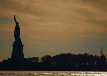 New York, la statua della Libertà e il porto (Foto Riro Maniscalco)