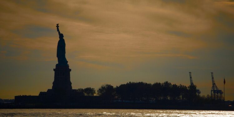 New York, la statua della Libertà e il porto (Foto Riro Maniscalco)