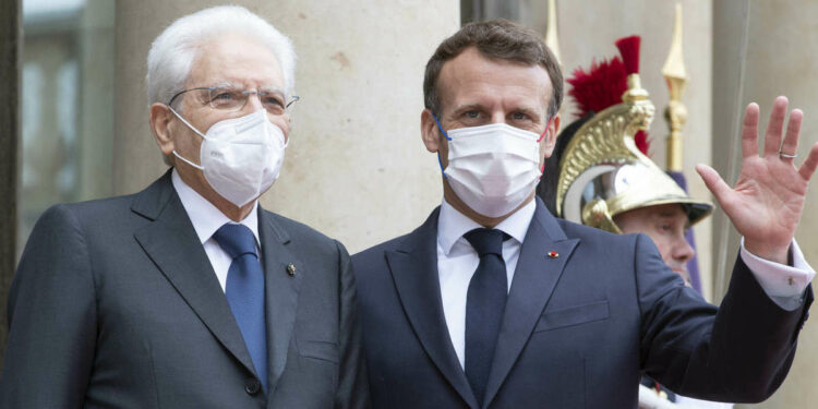 Sergio Mattarella ed Emmanuel Macron (LaPresse)