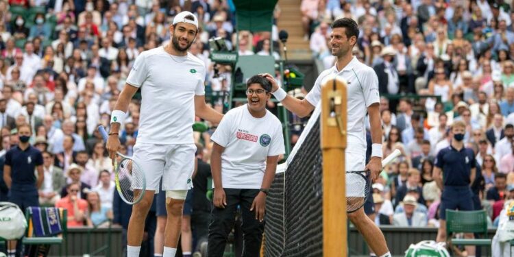 Novak Djokovic e Matteo Berrettini nella finale di Winbledon 2021 (da facebook.com/wimbledon)