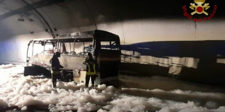 Bus incendiato in galleria a Lecco (Foto Vigili del Fuoco)