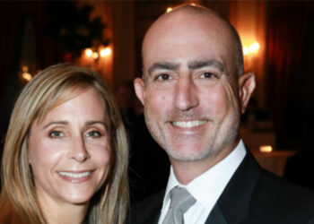 Mark Bezos in compagnia della moglie Lisa Rogers