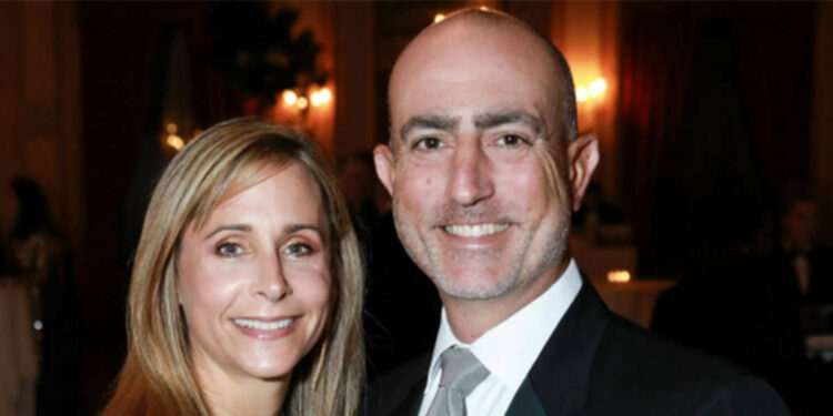 Mark Bezos in compagnia della moglie Lisa Rogers