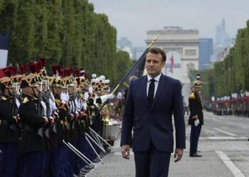 Emmanuel Macron sugli Champs-Élysées nell'anniversario della presa della Bastiglia, il 14 luglio (LaPresse)