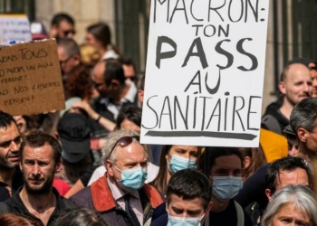 Protesta anti-pass sanitario in Francia (LaPresse)