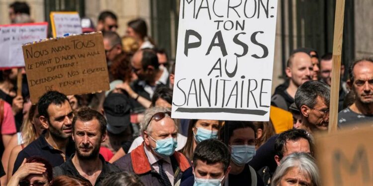 Protesta anti-pass sanitario in Francia (LaPresse)