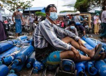 In Myanmar c'è carenza di bombole di ossigeno per i malati di Covid