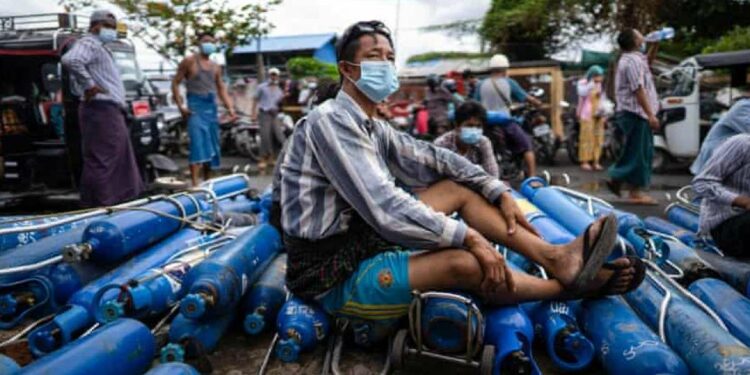 In Myanmar c'è carenza di bombole di ossigeno per i malati di Covid