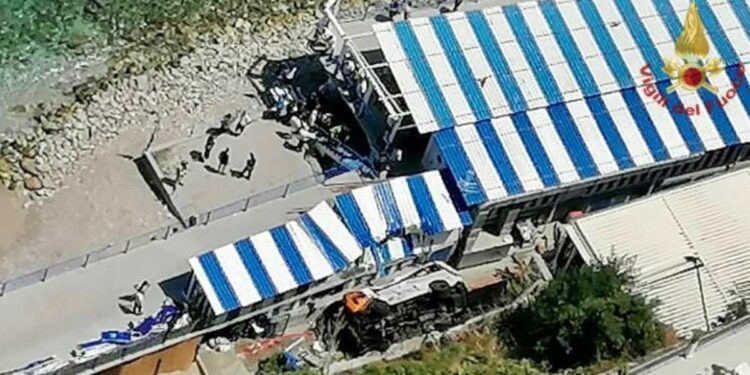 Bus precipitato a Capri (foto Vigili del Fuoco)