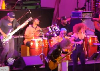 Kirk Hammett e Robert Trujillo con la band jazz di Kamasi Washington (foto: Youtube)