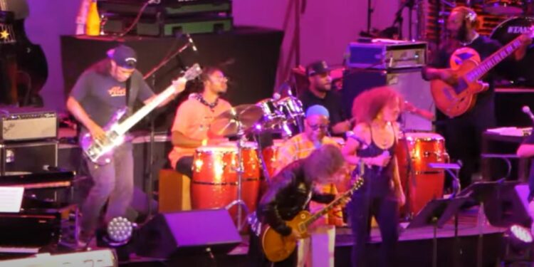 Kirk Hammett e Robert Trujillo con la band jazz di Kamasi Washington (foto: Youtube)