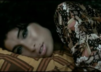 Amy Winehouse nel video di Rehab (foto: Youtube)