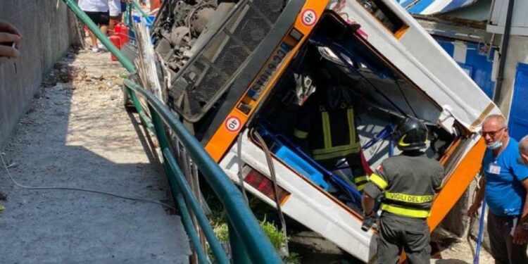 Il bus precipitato a Capri (LaPresse)