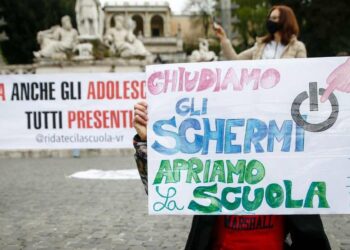 Scuola, protesta anti-Dad (LaPresse)