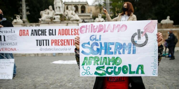 Scuola, protesta anti-Dad (LaPresse)