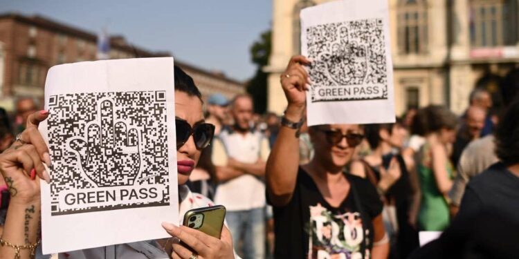 Proteste contro il green pass a Torino (LaPresse)