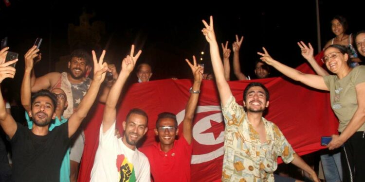 Manifestazioni a supporto di Kais Saied in Tunisia (LaPresse)