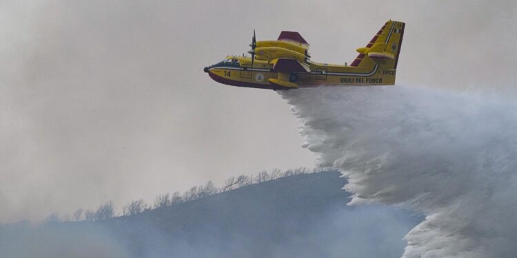 Canadair a lavoro (Foto: LaPresse)