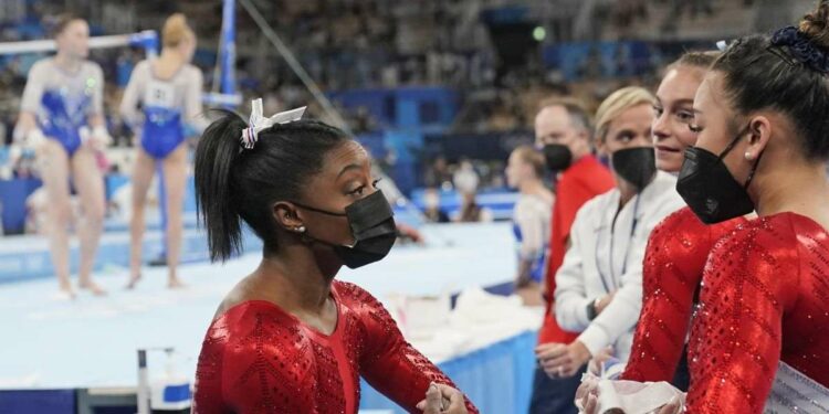 Al centro, la ginnasta Usa Simone Biles (LaPresse)