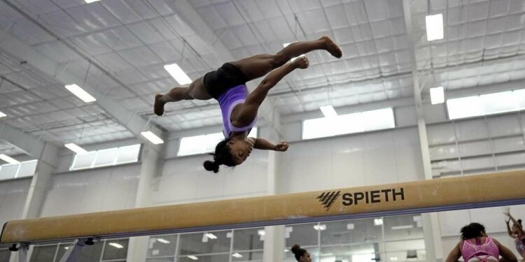 Simone Biles durante gli allenamenti (Lapresse)