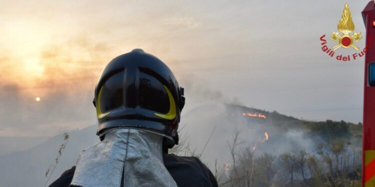 Incendio (foto: Twitter Vigili del Fuoco)