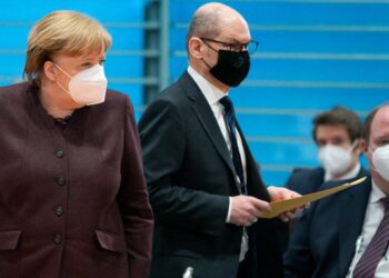 Angela Merkel, Olaf Sholz ed Helge Braun (Foto: LaPresse)