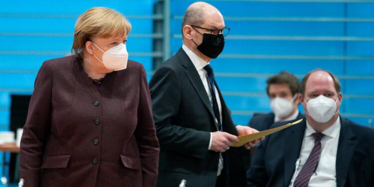 Angela Merkel, Olaf Sholz ed Helge Braun (Foto: LaPresse)