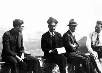 Cesare Pavese, leone Ginzburg, Franco Antonicelli e Augusto Frassinelli nelle Langhe, anni 40 (LaPresse)