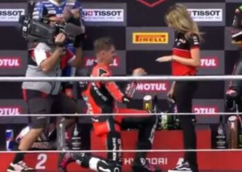 Scott Redding, proposta di matrimonio sul podio (foto: YouTube)