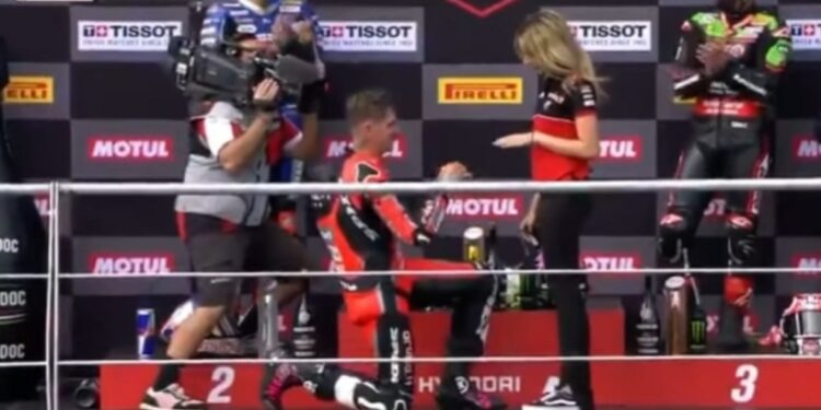 Scott Redding, proposta di matrimonio sul podio (foto: YouTube)