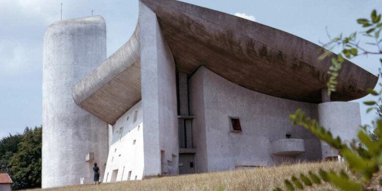 Le Corbusier, Notre Dame du Haut a Ronchamp (1950-55) (Foto da Wikipedia)