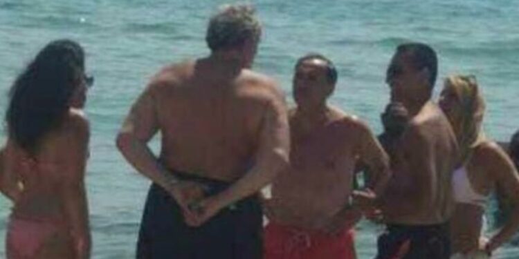 Luigi Di Maio in spiaggia (foto Twitter)