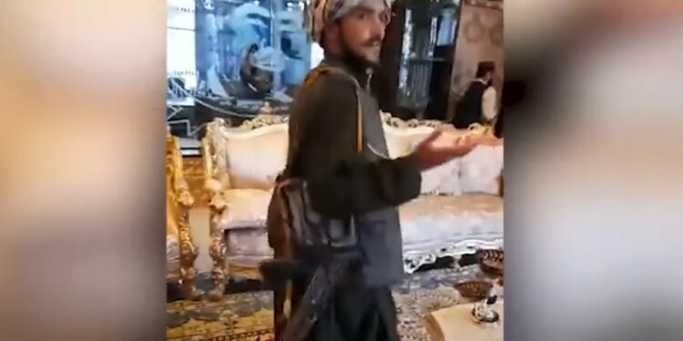 Talebani nel palazzo di Dostum, foto YouTube