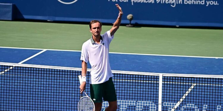 Daniil Medvedev si è scontrato con una videocamera al Atp Wta Cincinnati 2021 (da facebook.com/cincytennis)