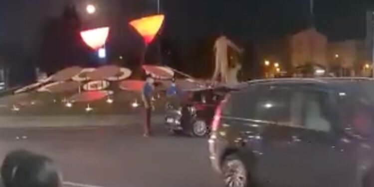 video turisti nudi saltano auto carabinieri