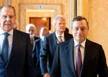 Il ministro degli Esteri russo Sergei Lavrov con Mario Draghi (LaPresse)