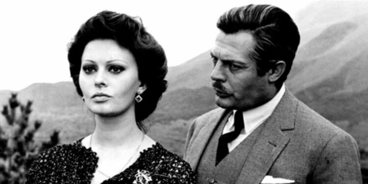 Marcello Mastroianni in compagnia della collega Sophia Loren