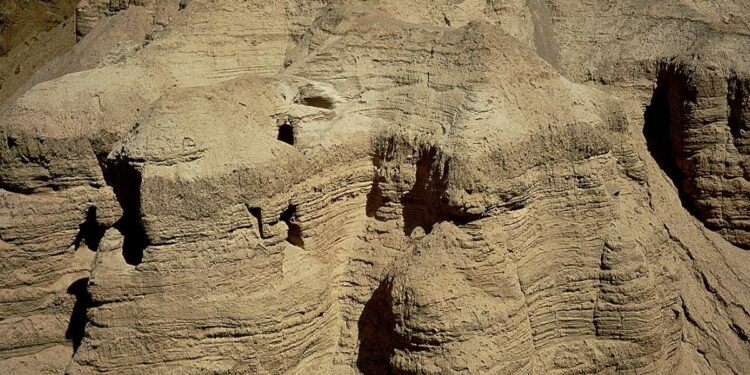 Le grotte di Qumran, vicino al Mar Morto, dove nel 1947 vennero rinvenuti i manoscritti (LaPresse)