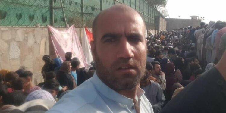 Selfie di Loqman Niazai all'aeroporto di Kabul (foto La Provincia di Cremona)