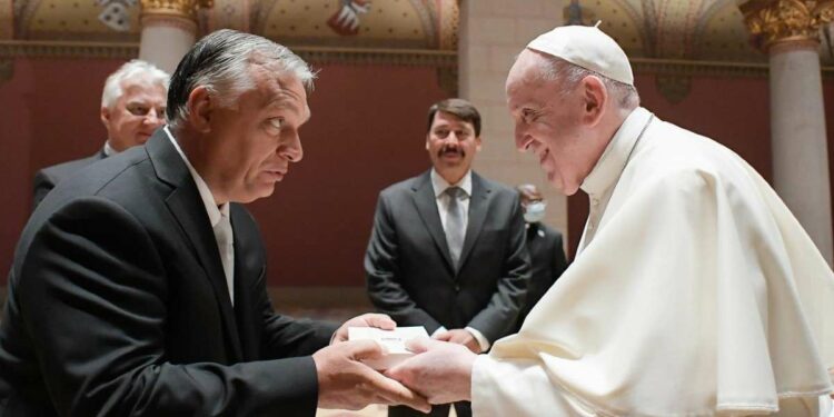 Il presidente dell'Ungheria Viktor Orbán con Papa Francesco (LaPresse)