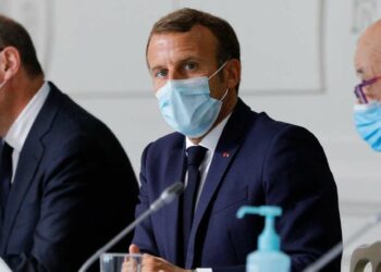 Riunione del governo francese, il presidente Emmanuel Macron e il ministro degli Esteri Jean-Yves le Drian (LaPresse)