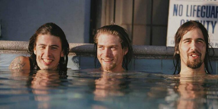 I Nirvana sul set della foto di copertina di Nevermind, una piscina