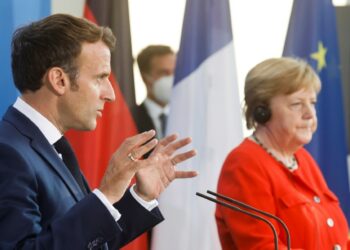 Emmanuel Macron in conferenza stampa con Angela Merkel (LaPresse)