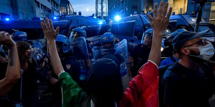 Manifestazione "No green pass" a Milano (Foto: 2021, LaPresse)