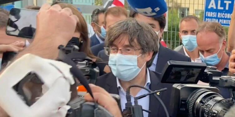 Carles Puigdemont, leader degli autonomisti catalani, ad Alghero dopo la scarcerazione (LaPresse)